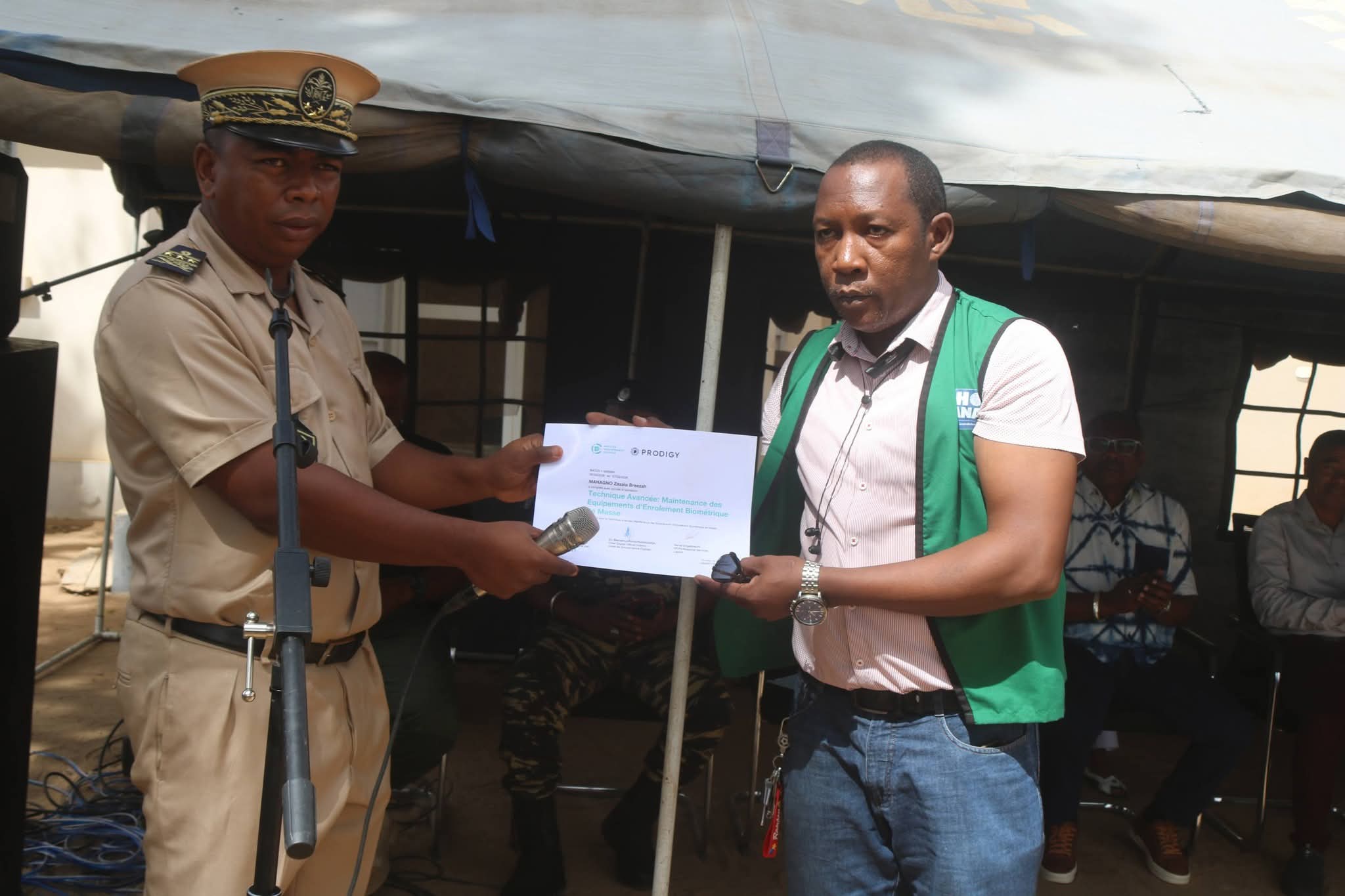 𝐈𝐙𝐀𝐇𝐎 𝐓𝐎𝐊𝐀𝐍𝐀 -‎Fanombohan’ny fisoratana anarana biômetrika amin'ny fomba ofisialy Distrika Ambovombe ny 03 APRILY 2026.