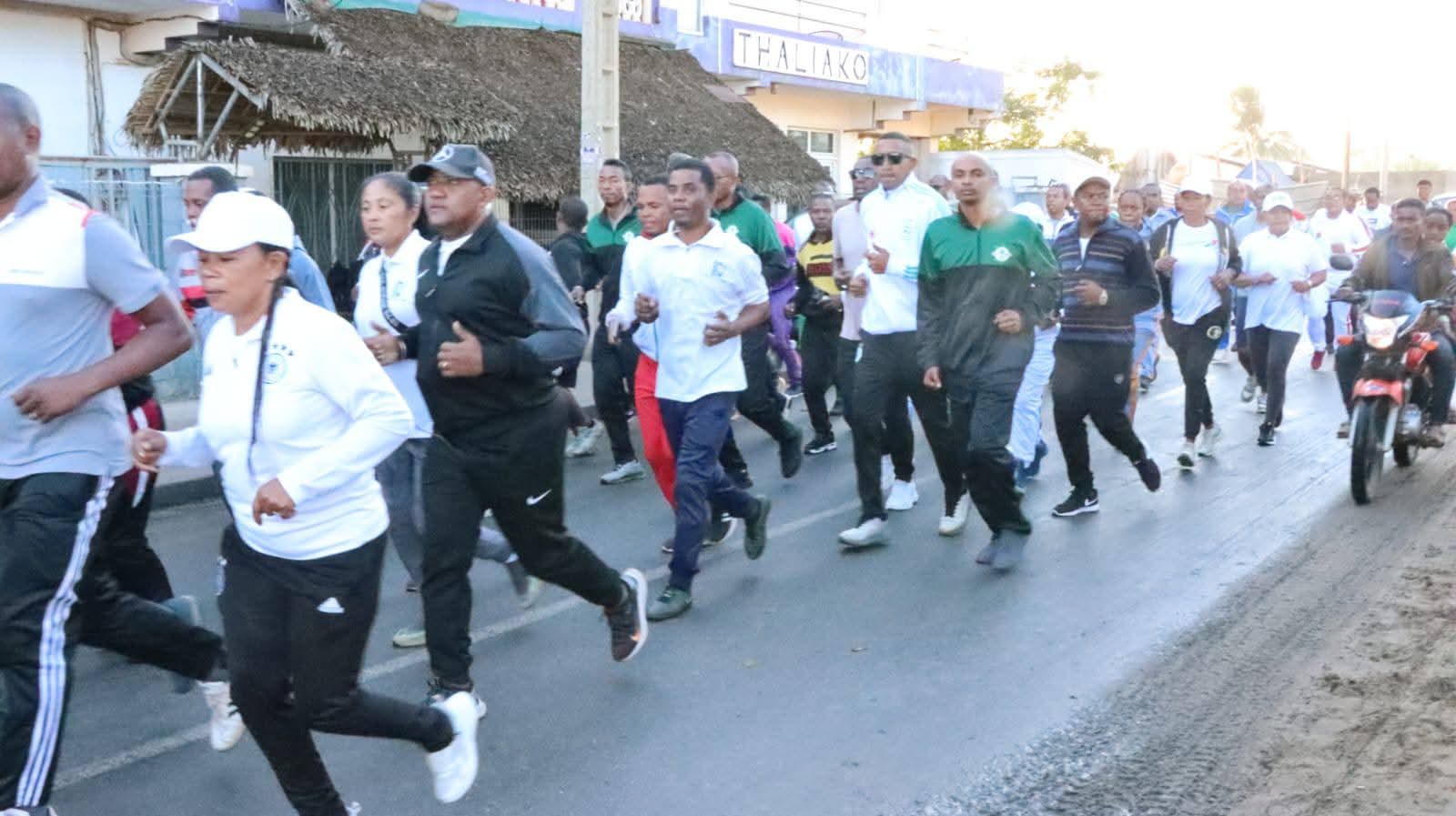 ALATSINAINY 01JIONA 2026 - Fananganan-tsaina miaraka sy LA MARCHE DE SOLIDARITE (Diabe firaisan-kina) niarahan’ny mpiasam-panjakana sy ireo manam-boninahitra sy mpianatra ho manam-boninahitra ao amin'ny ACMIL ANTSIRABE.